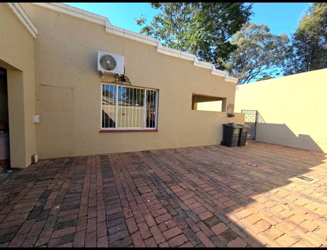 3 bed property to rent in VILLIERIA